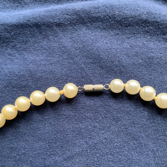 Vintage Faux Pearl Necklace With Screw Type Clasp 18” - Picture 2 of 4